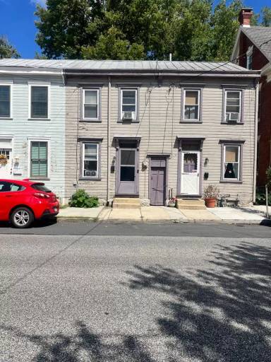 Main picture of 139 E Pomfret St