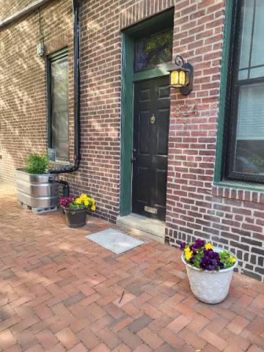 Main picture of 824 S Swanson St