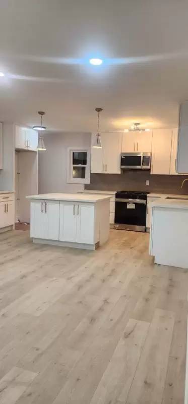 Main picture of 981 W 2nd St