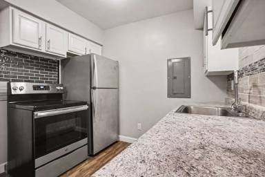 Main picture of 444 Garland St