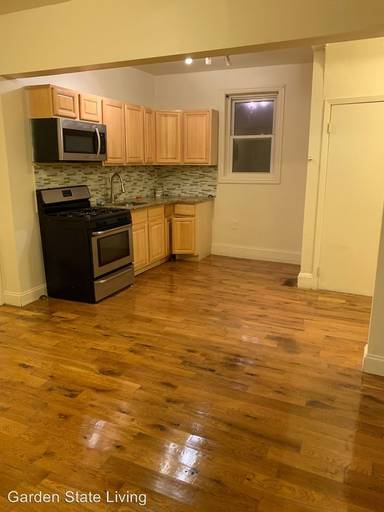 Main picture of 16 Columbia Ave
