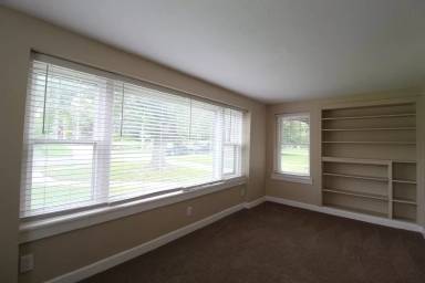 Main picture of 220 W 51st Ter