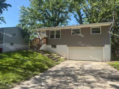 Main picture of 18100 E 19th St N