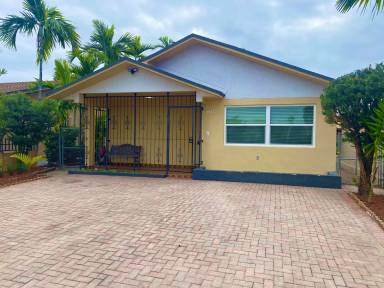 Main picture of 1350 W 39th Pl