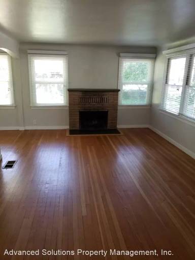 Main picture of 2572 Russell St