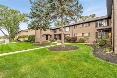 Main picture of 2101 E Maple Rd