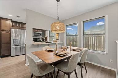 Main picture of 5122 Sam Houston