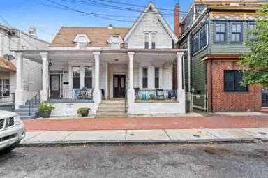 Main picture of 235 Monmouth St