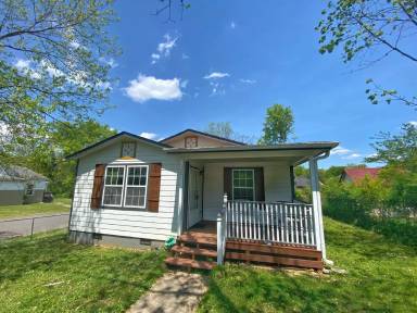 Main picture of 1901 Woodbine Ave