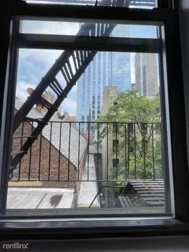 Main picture of 305 W 45th St