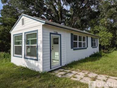 Main picture of 1106 NE 10th Pl