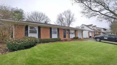 Main picture of 2815 Maywood Rd