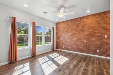 Main picture of 1218 E James St