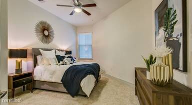 Main picture of 2702 Main St