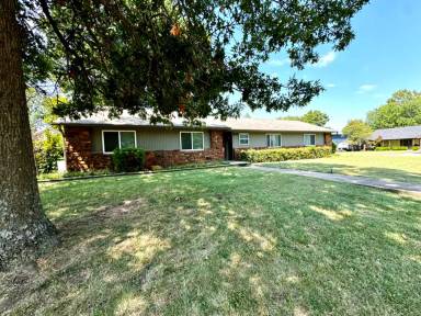 Main picture of 601 Rosewood Ct