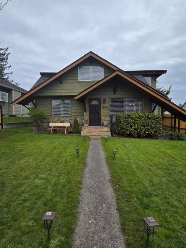 Main picture of 805 W 8th St