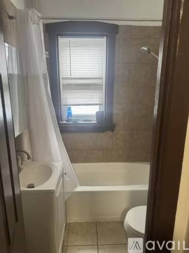 Main picture of 5000 N Kenmore Ave