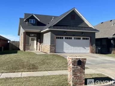Main picture of 909 Saint Cecil