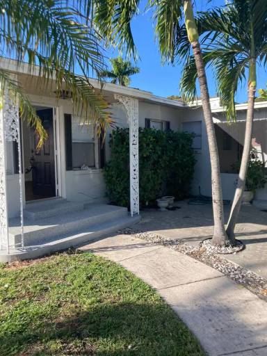 Main picture of 5101 Spruce Ave