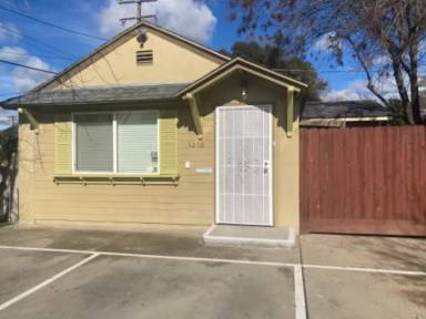 Main picture of 1210 W Kaweah Ave