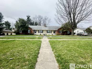 Main picture of 305 Lakeshore Dr