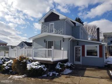Main picture of 668 1/2 Addison St