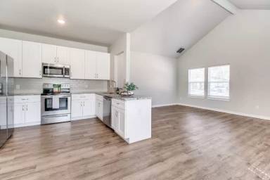 Main picture of 138 E Bond St