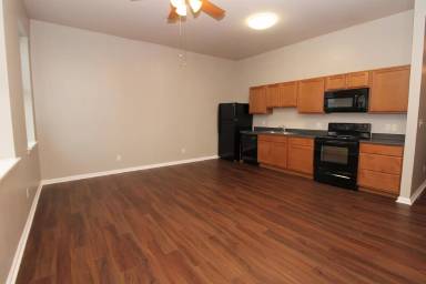 Main picture of 7401 S Broadway