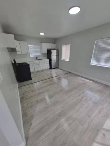 Main picture of 153 1/2 E 62nd St