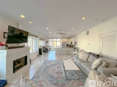 Main picture of 2155 W Roscoe St