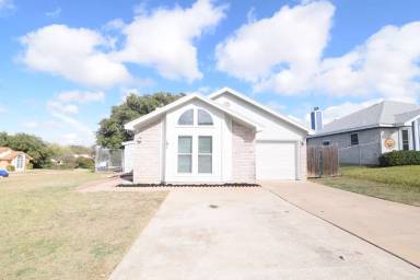 Main picture of 104 Surrey Cir