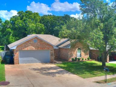 Main picture of 704 Rimrock Rd