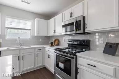 Main picture of 210 W Birch St