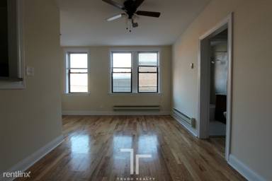 Main picture of 818 W Diversey Pkwy