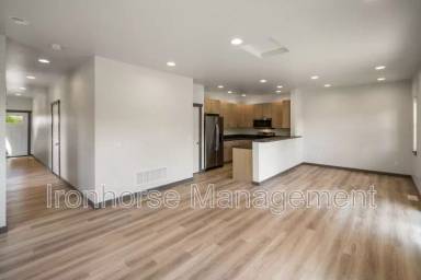 Main picture of 2946 W Babcock St