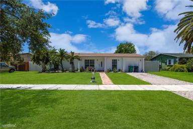 Main picture of 18500 SW 92nd Pl