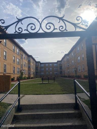 Main picture of 4618 S Lake Park Ave
