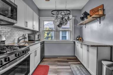 Main picture of 20 Fairchild Pl