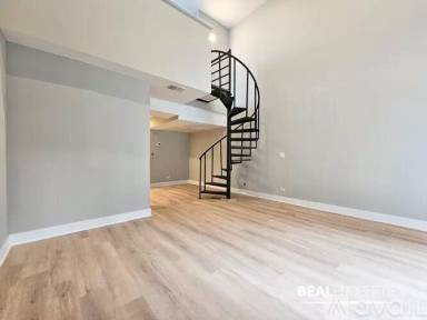 Main picture of 1220 N La Salle Dr