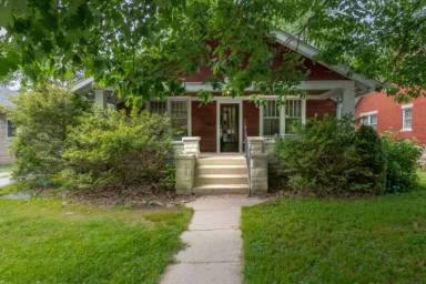 Main picture of 402 E 1st St