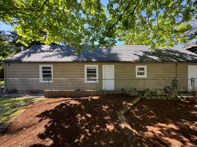Main picture of 801 1/2 Dorris St