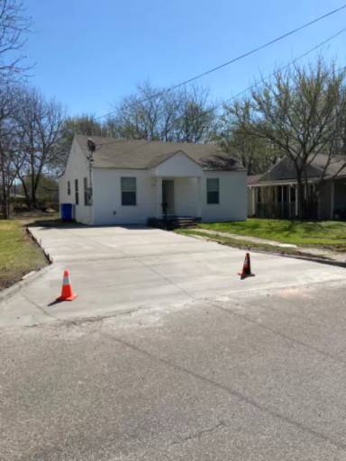 Main picture of 1129 N Lockhart St