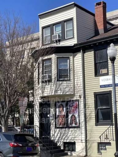 Main picture of 48 W Lafayette St