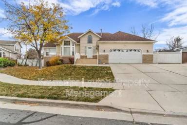 Main picture of 2339 E Lindsay Wood Ln