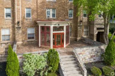 Main picture of 2809 W Queen Ln