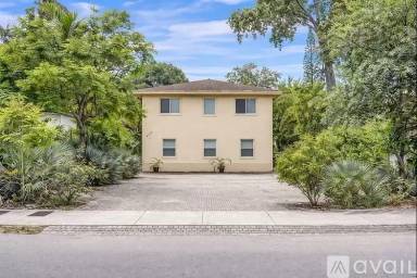 Main picture of 420 SE 18th Ct