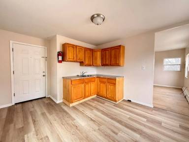 Main picture of 413 Broad St E