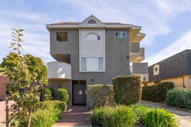 Main picture of 1221 Oak Grove Ave