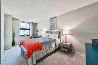 Main picture of 35 W Huron St