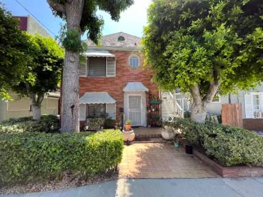 Main picture of 300 S Oak Knoll Ave